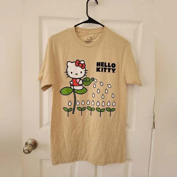 Hello Kitty Graphic T-Shirt NWOT - Picture 1 of 3